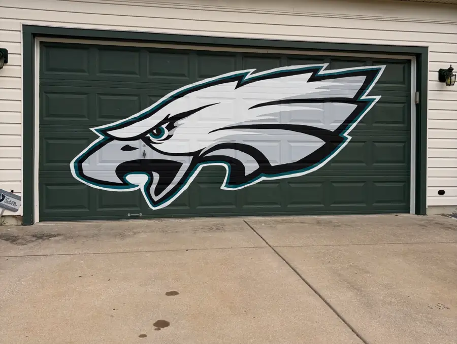 La'Don's freehand Eagles garage door mural